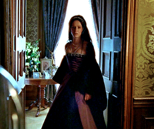 gifshistorical:Amy Manson as Anne Boleyn | Spencer (2021)