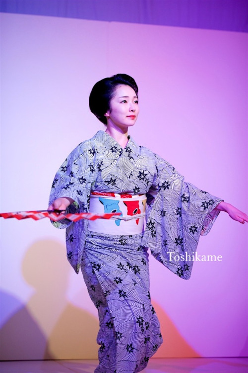 geisha-kai: July 2016: geiko Toshimana dancing in yukata by Tiger123 - blog༼ つ ◕◡◕ ༽つ  Geisha-kai on