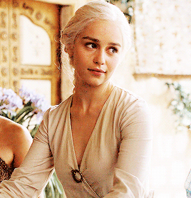 yocalio: Daenerys Targaryen in GOT 2x05: The Ghost of Harrenhal.