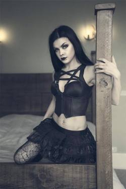 gothicandamazing:  Sophie Wighton Model and Makeup Artist Photo: Oakmist PhotographyWelcome to Gothic and Amazing | www.gothicandamazing.com
