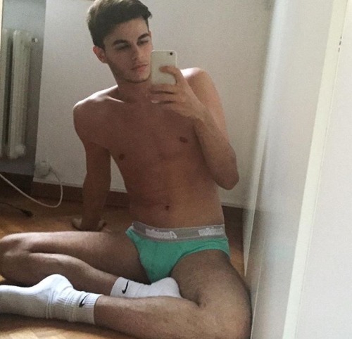 likes4nikes: keep your socks on bro! Mmmmm so fit