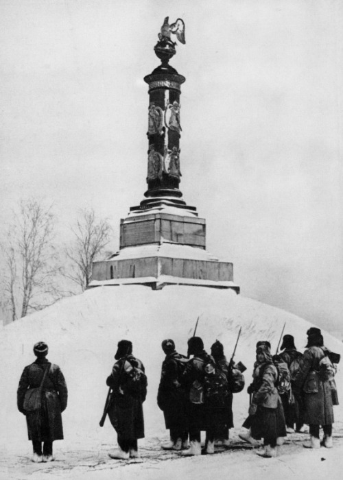 Soviet soldiers at a monument of the Patriotic War of 1812 in the village of Tarutino (1941). 