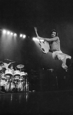 soundsof71:The Who: Flyin’ Pete Townshend, transfixed Keith Moon