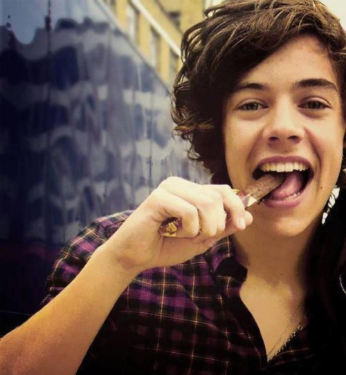 like-a-fairytail:  so Niall isn’t the only one whose eating !! ;) 