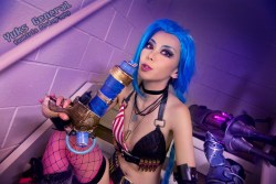 league-of-legends-sexy-girls:  Jinx Cosplay