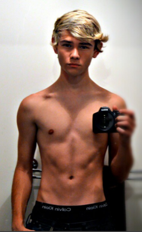 manniberlin:  boyperfection101: Sebastian Rhodes (2/4)  Selfie boy XXL 