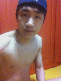 bat-raein:  batvisto:  Korean six pack guy taking vid for girlfriend 1   오 몸도 좋고 좆도 좋고