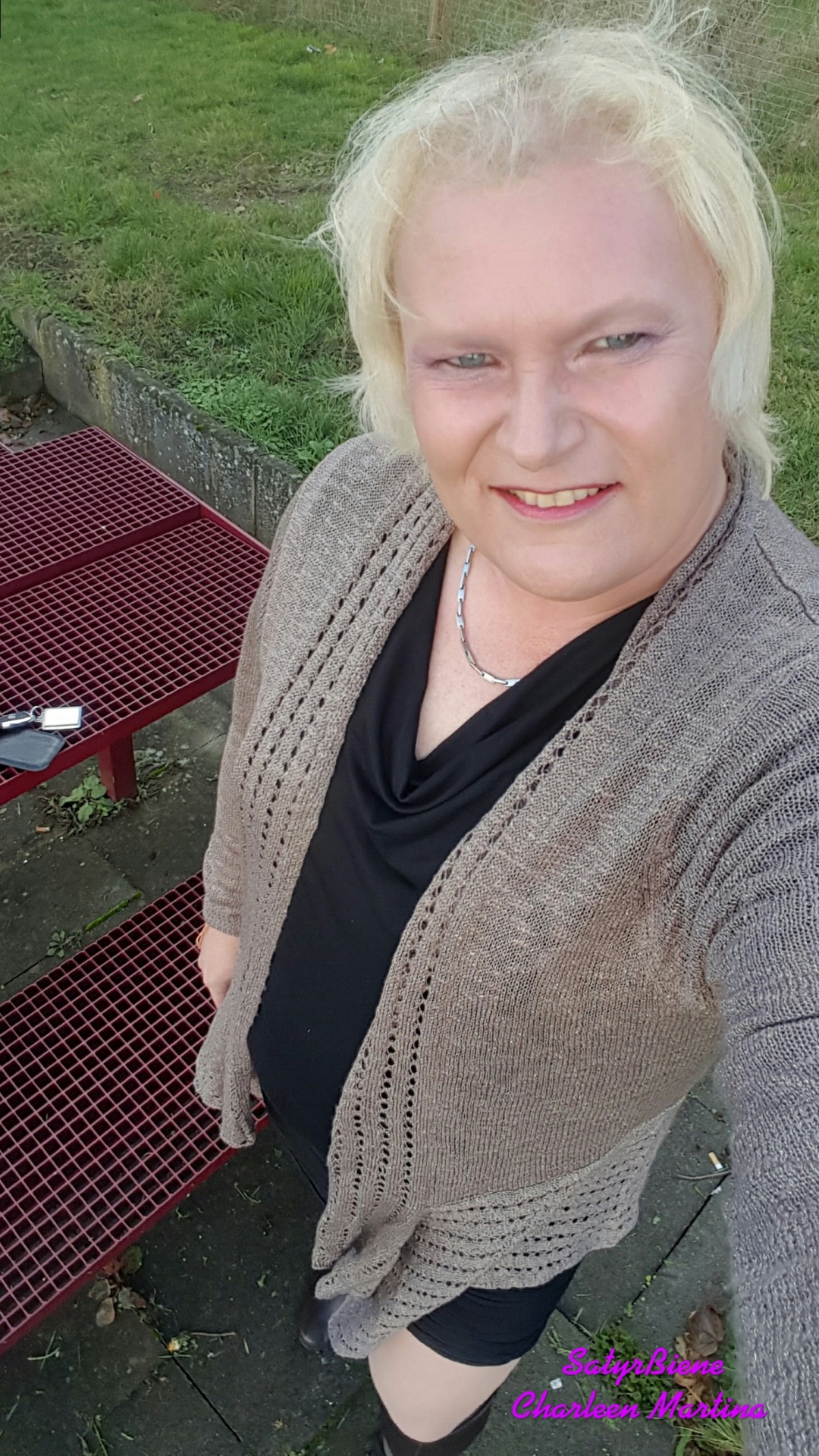 charleen-martina:  Ich war mal wieder auf langer Fahrt und hatte ein paar Selfies