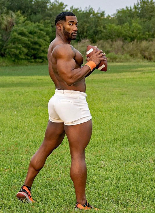 matureblkmen:Love football! 