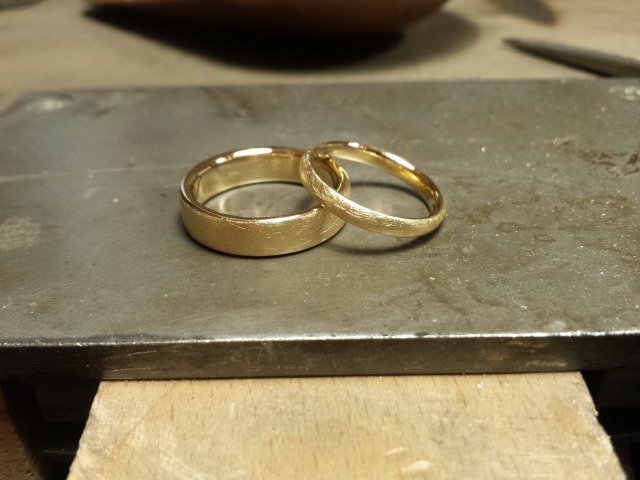 ringpaar in gold mit kratzmatter oberflächenice