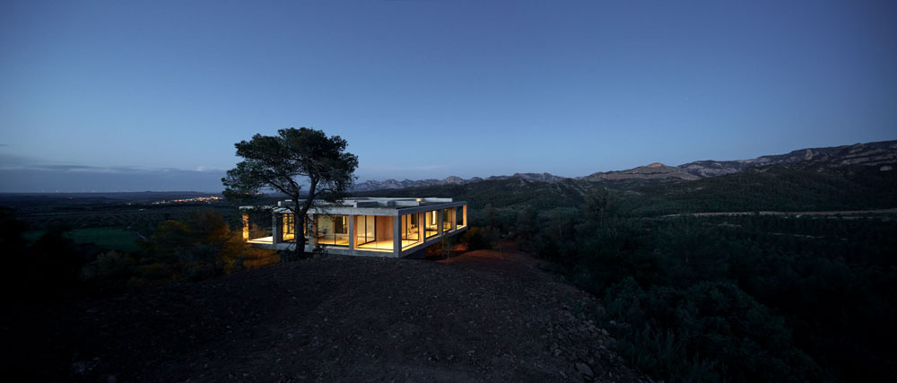 edicionesarq:  Solo House por Pezo von Ellrichshausen. Imágenes del recientemente
