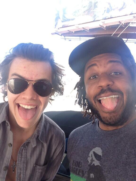 direct-news:  Harry with a fan today at a gas station in LA (13/01/14) [x] 