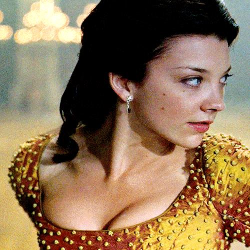 gifshistorical:Natalie Dormer as Anne Boleyn · The Tudors 1.03