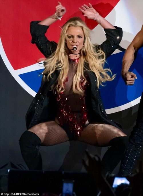 ❤️Stunning professional pics!! Britney &amp; G-Eazy + more #JingleBash Source: Daily Mailhttps:/