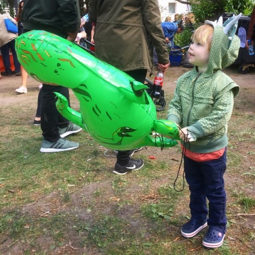 A dinosaur balloon for a dinosaur child. #toddlersofberlin #waylonsworld #maifest (at Mariannenplatz