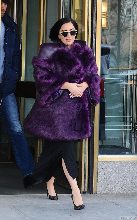 gagafanbase:  Lady Gaga leaving her apartment in NYC, 02/16.  She is hiding her left hand, so doesn’t want to show us her engagement ring yet.