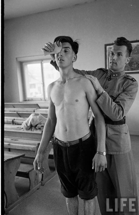 Eye test for a Swiss conscript(Nat Farbman. 1951)