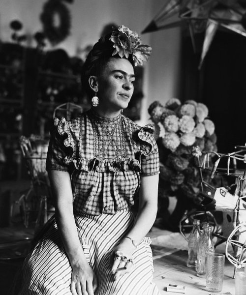 twixnmix:Frida Kahlo photographed by Sylvia Salmi, 1944.  