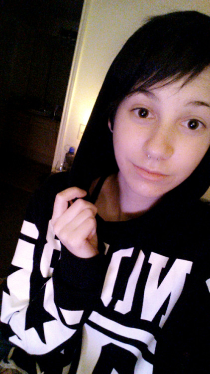 grumpy-chan: I wear this sweat shirt far too often No makeup selfies from my friends room