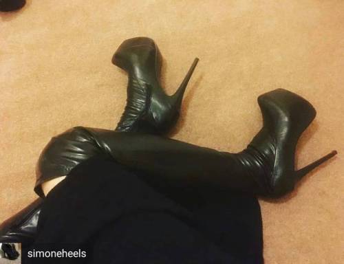 Credit to @simoneheels : Chilling #7inchheels #heelfetish #bootporn #thighhighbootsLL[]