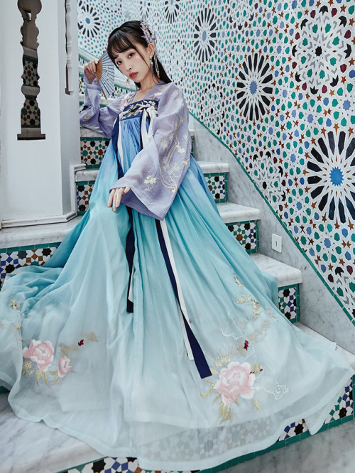 Chinese hanfu by 十三余·小豆蔻国风