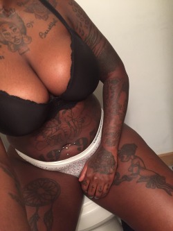 insecure-beautyy:  Chubby bellies and tattoos are the best.  👑