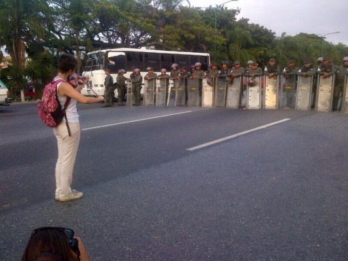 haad96:  Esta chica ha estado todo el día en Barquisimeto (Lara - Venezuela) tocando el himno nacional frente a la Guardia Nacional Bolivariana 