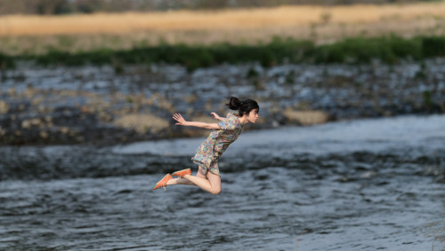 ganrai:Some of my favorite Natsumi Hayashi levitation studies.Facebook // Twitter