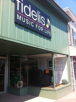 djeeel:  Check out this record spot in Derry NH called Fidelis. It’s more of a store for high end turntables and sound systems but they have a small selection (that’s about it in the first picture). The nice thing is that because they are so into