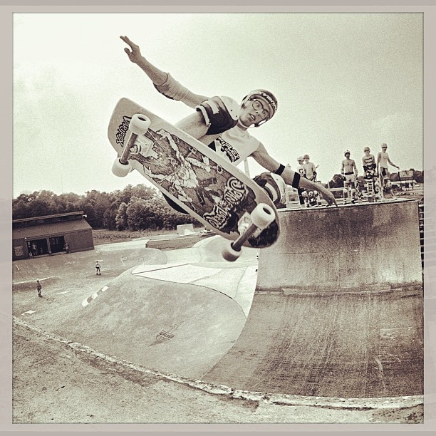 jgrantbrittain:
“John Lucero fs Ollie in 1984 at Kona Skatepark, Jacksonville, Fl. Photo: Brittain @lucero_rip #johnlucero #konaskatepark #kona #jaxfla #grantbrittain #theskateboardmag @theskateboardmag
”