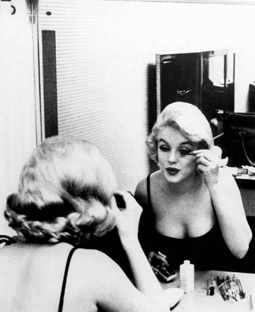 perfectlymarilynmonroe:  Marilyn photographed in 1960.