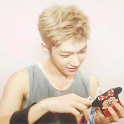 chandoo:  myungsoo’s secret to taking a good selca: having a perfect face ‘warm’