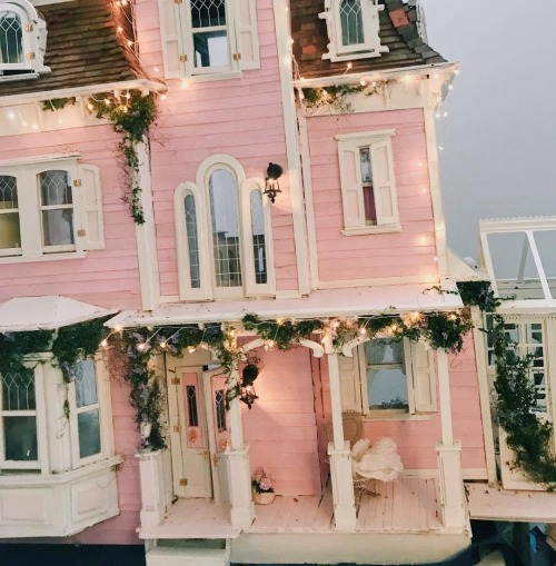 funfettiaesthetic:I just want to live in this tiny house. selkie via IG