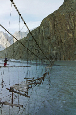 r2–d2:  Crossing the Indus in the Hunza