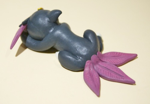 Sleeping Sneasel figure made as a birthday gift. :3 Sculpted from Fimo and painted with a mix of acr