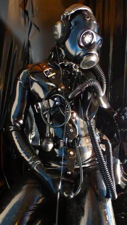 rubbermayhem:  I love horny breathing gear. 
