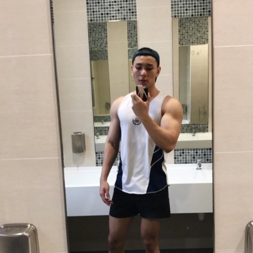 fuckyeahsgbois: Mandatory gym toilet pics