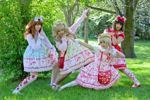 roseandinktea:*Posing intensifies* Seriously had so much fun at this meet! It was Cherry Berry Bunny madness!Amazing photos taken by Drea. Cuties from left to right:Chelsea, Ayu, Inky, and Rae~