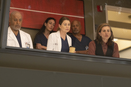 PROMOTIONAL PHOTOS | Grey’s Anatomy 18x09 - “No Time to Die”The Grey Sloan Memorial doctors grapple 