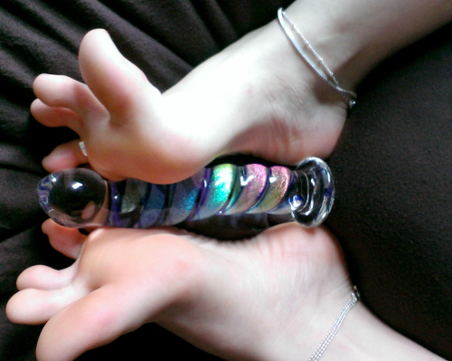 unintentionalfootlover: Oh how i want to be the glass between her feet =)  And the more anklets