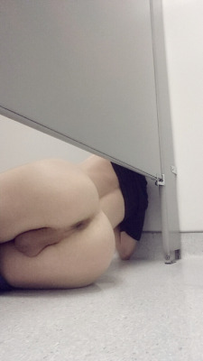 xxxtroyxxx:  snotferret:  walk into a public bathroom stall. see this.  wat do?   eat it ! x