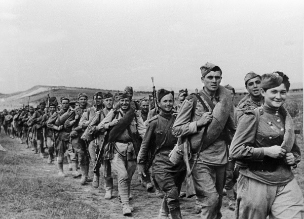 World War II in Pictures — Soviet soldiers marching on 1943. Notice the...