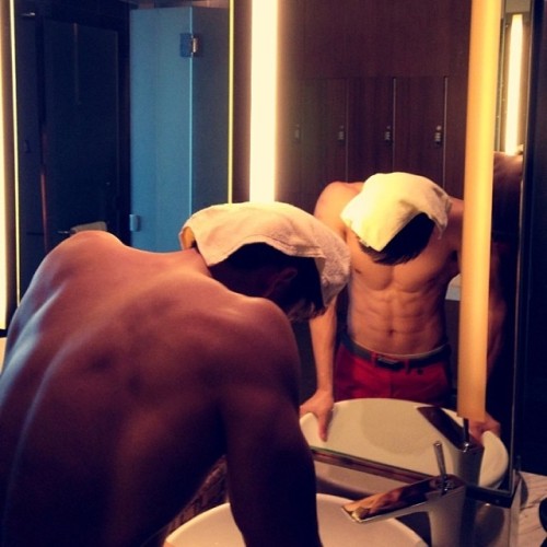 jackdsg:  hotsforsgboys:  xiaohaogaypic:  大馬天菜醫生，身材臉蛋一級棒！ 谁认识他呀？？ Anyone know him??   I believe his name tag says Leon huang Foo  It’s Dr Leow Hong Foo. Malaysia born, a model, Singapore trained doctor. He’s