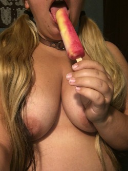knottylittlelady:  I really like Popsicles 😜🍭😉👑✨ 