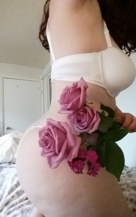 nicegirlwrongplace:  birthday roses 🎂 🌹