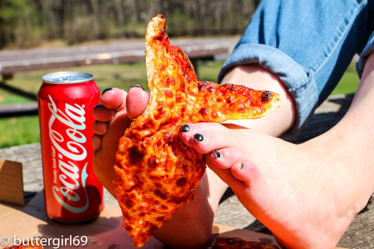 buttergirl69:  pizza feet..@buttergirl69