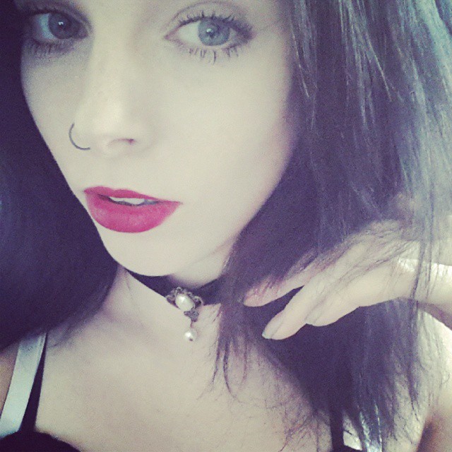 iravampira:  Dann schneiden wir mal wieder Videos…. Schlaf braucht doch niemand