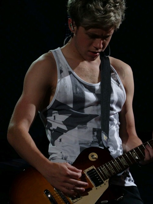 niallhasthenicestbutt:niall’s facial expressions when he plays guitar