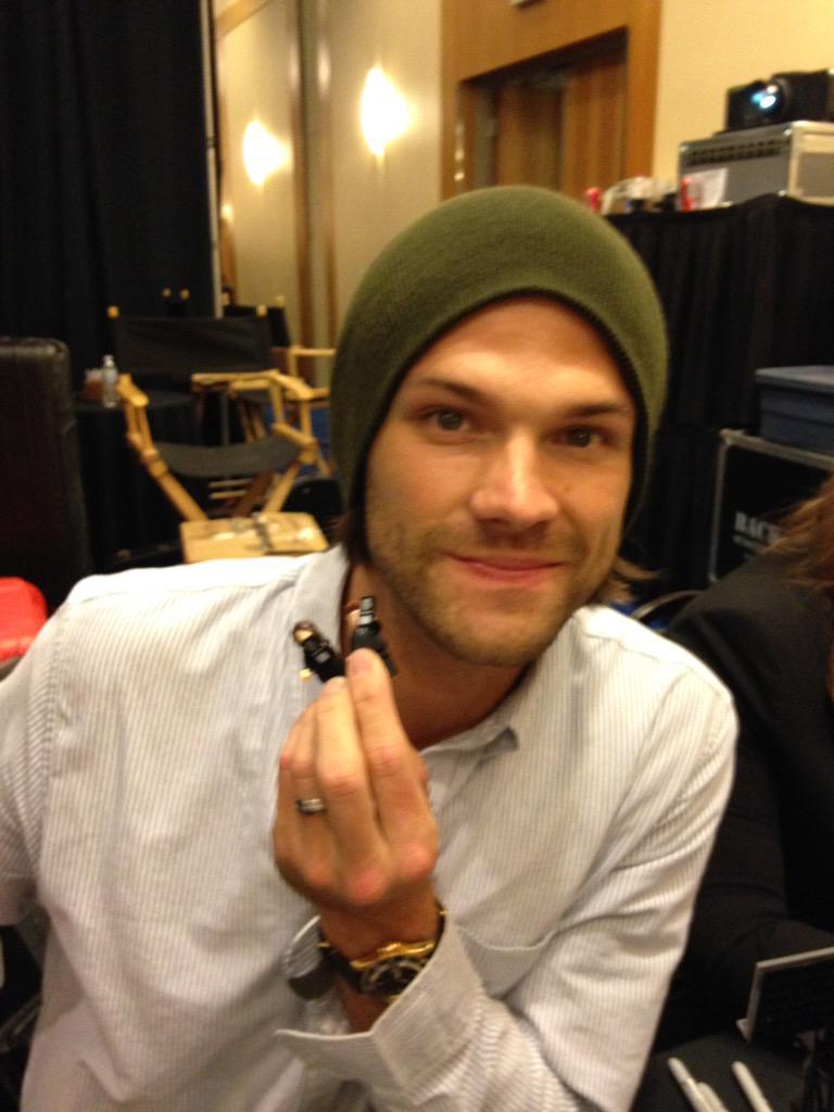 smallwind:2015 3/20 Love this picture of @jarpad holding the custom Lego Sam and