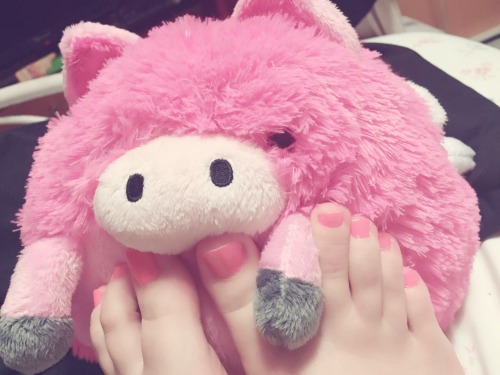 snoopythatsme: male-foot-whore-submissive: sarahsfeet: Pink piggies on a pink piggy! both are adorab